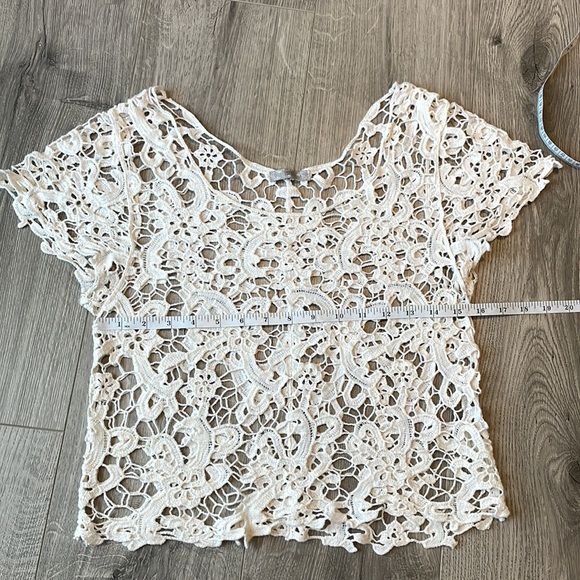 ISSI Adorable fashionable crop cream open crochet top - Picture 3 of 5